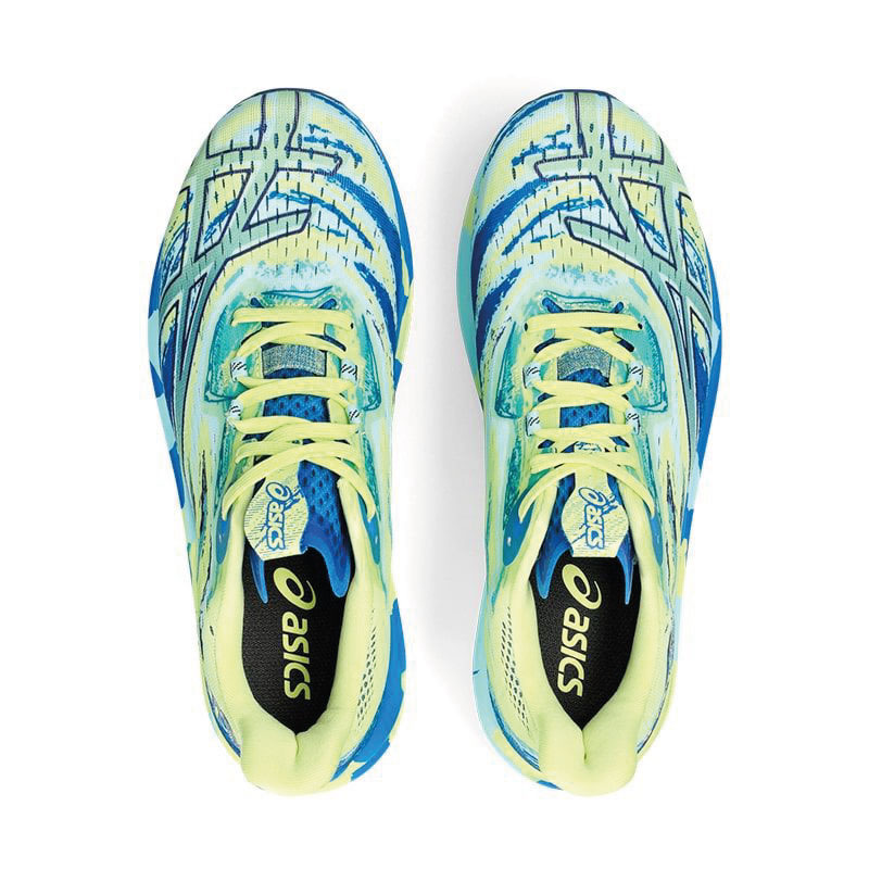 Zapatillas ASICS Noosa TRI 15 azules con detalles naranjas sobre un fondo blanco