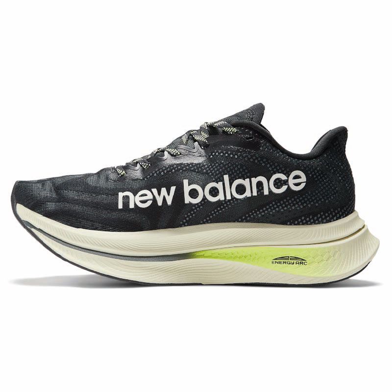 Zapatillas negras de New Balance y accesorios deportivos sobre un banco.